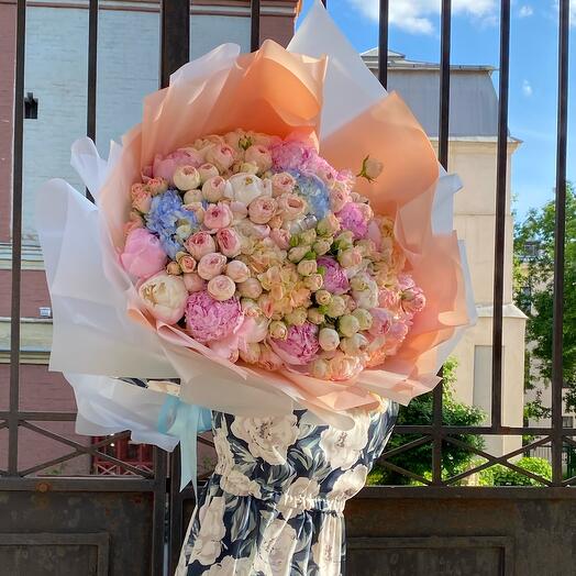 Author's large bouquet in delicate colors