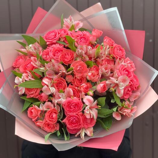 Bouquet of bush roses and Alstroemeria