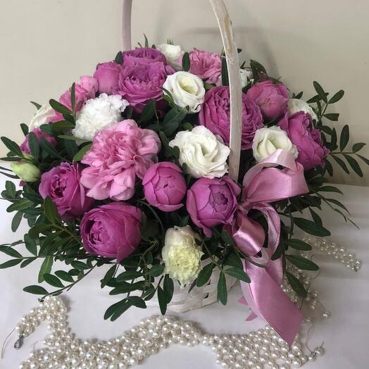 Cesta con rosas peonías, eustoma y Dianthus