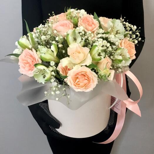 Box with roses, alstroemeria and gypsophila "Juliet"