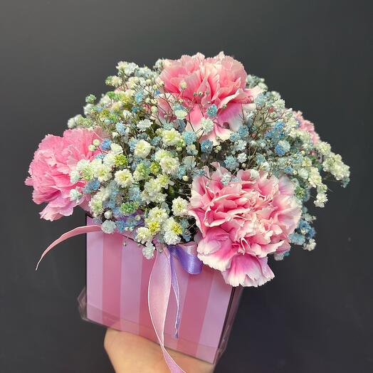 Композиция с гипсофилой и диантусом