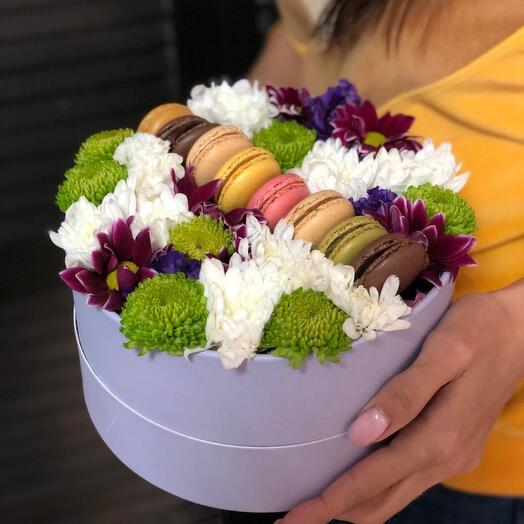 Коробка с цветами и макарунами