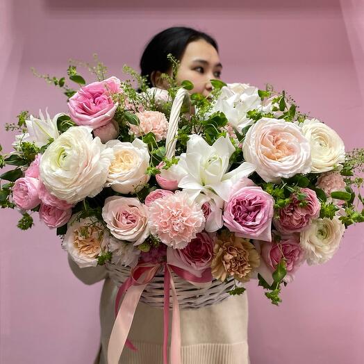 Большая Корзина с ароматными весенними цветами💕Лилии , розы , ранункулюсы 💕