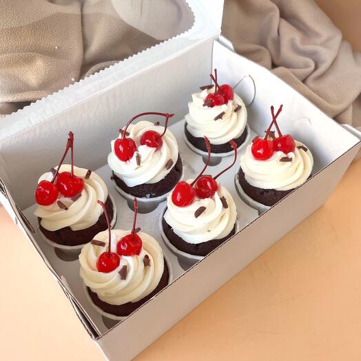 Cupcakes de chocolate con tapa de vainilla y cereza