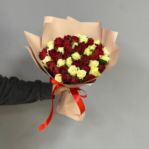 Ramo de 51 rosas mezcla de 37 cm con decoración