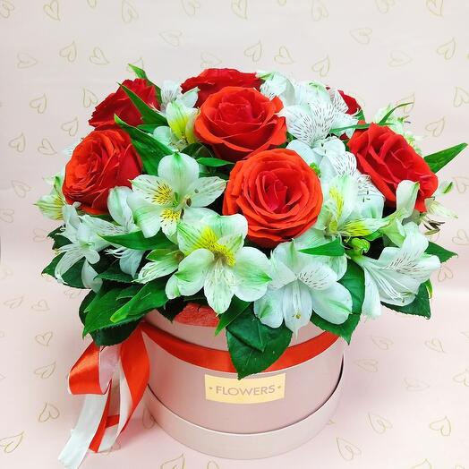Round box with roses and alstroemeria 1