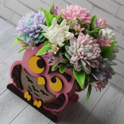 Букет астры из сувенирного мыла в кашпо сова на 8 марта