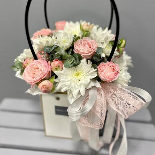 Bolso con flores "Composición de rosas peonías, crisantemo y eucalipto"