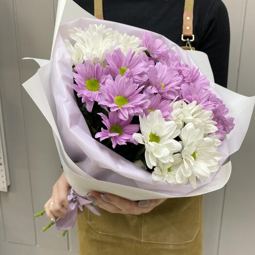 Букет из белых и розовых хризантем