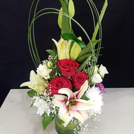 Glass vase arrangement with mixed rose