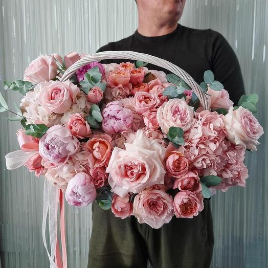 Цветы в корзине