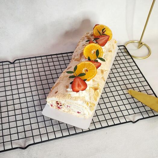 Meringue roll with berries