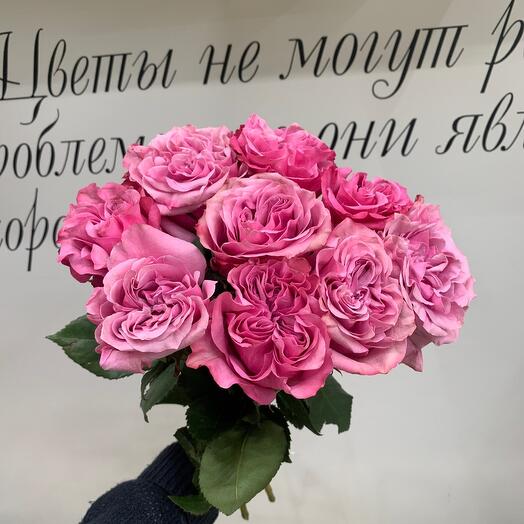 Розовые пионовидные розы в букете