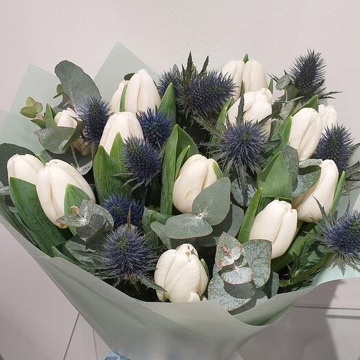White tulips 15 pcs. with eringium