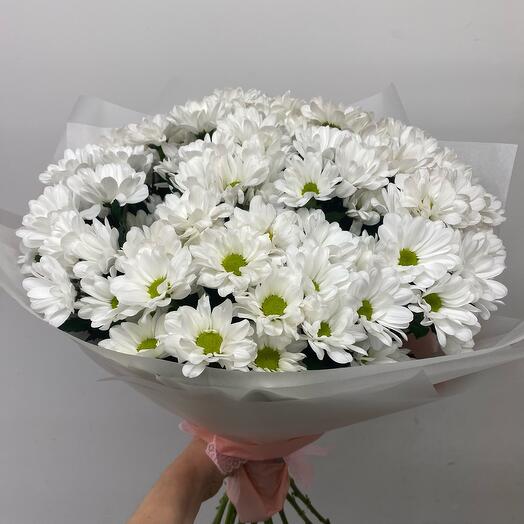 Букет из белых кустовых хризантем