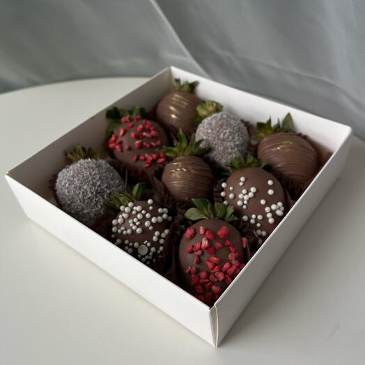 Strawberries in milk Belgian chocolate, 9 pcs