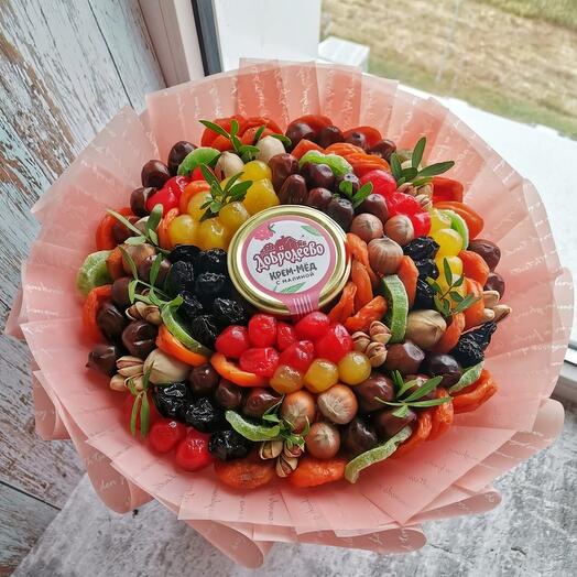 Букет с мёдом и сухофруктами