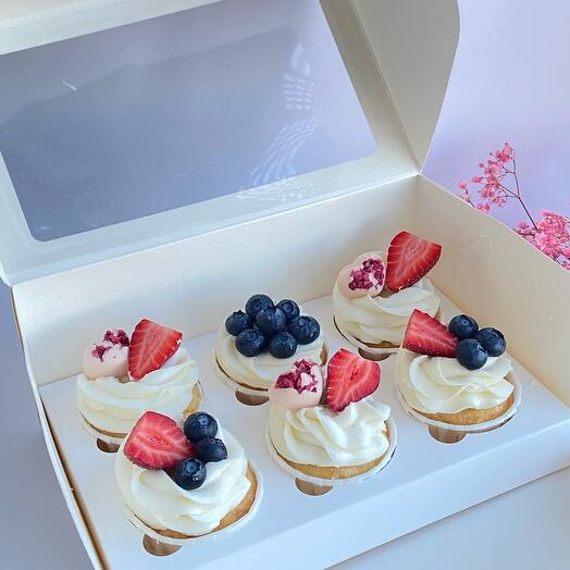 Cupcakes con bayas y corazones