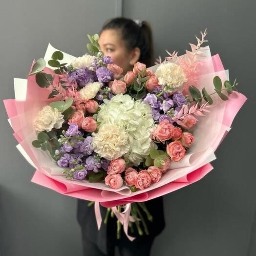 Large bouquet of hydrangeas, mattiola and bush roses (000500020004)