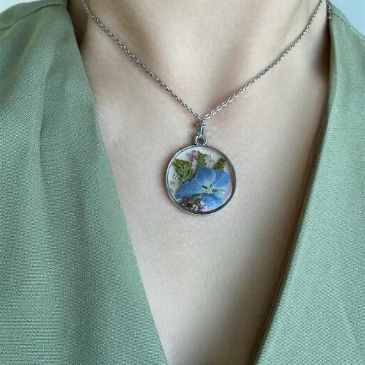 Подвеска с цветочной композицией с гортензией