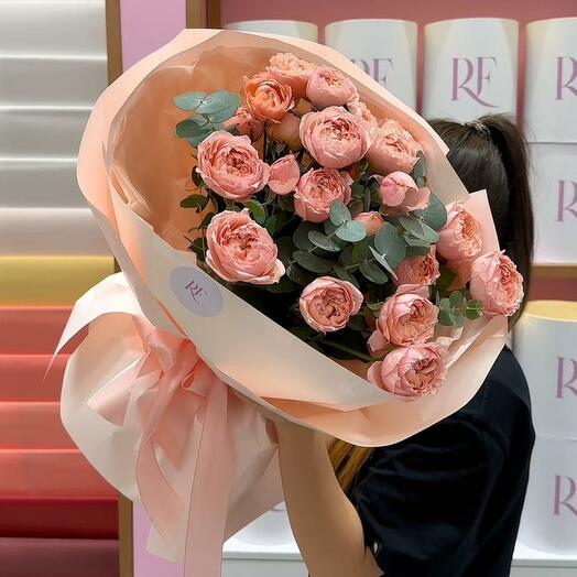 Bouquet of peony-shaped roses
