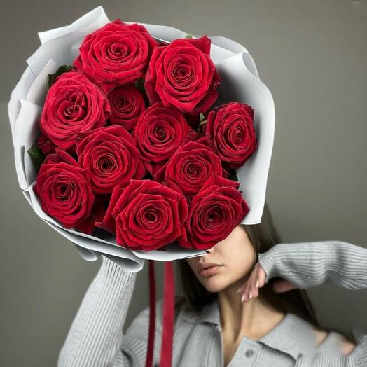 11 rosas Burdeos en un paquete de diseño