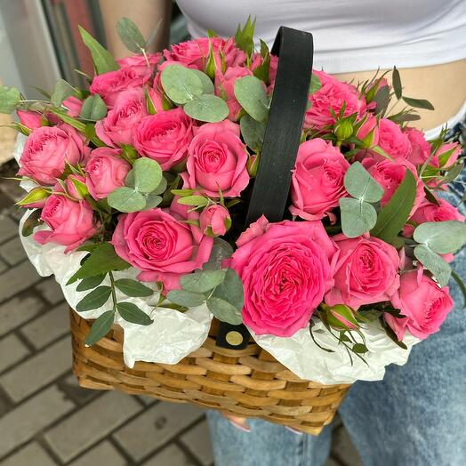 Корзина с пионовидными розами
