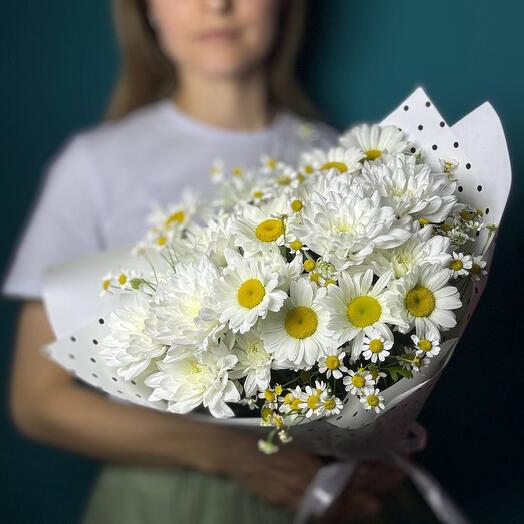 Букет из ромашек и хризантем