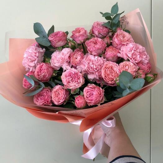 Fragante ramo de rosas peonías y Dianthus