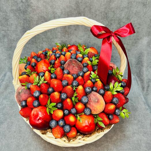 Корзина с клубникой, персиками и нектаринами