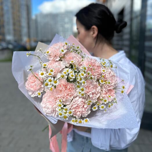 Букет из кружевных диантусов с ромашками