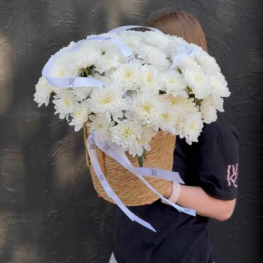 Композиция из хризантем в корзине из ротанга