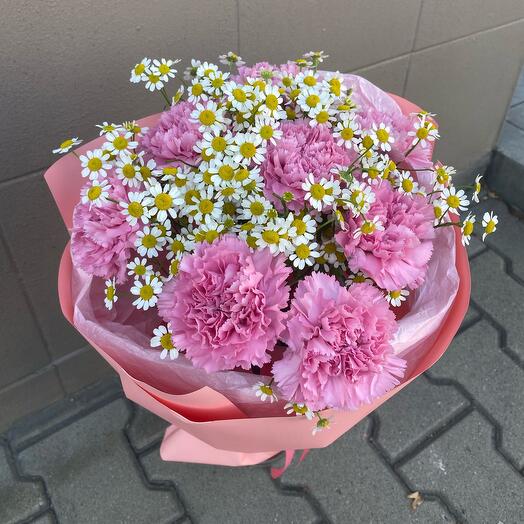 Buquê rosa com cravos e tanaceto