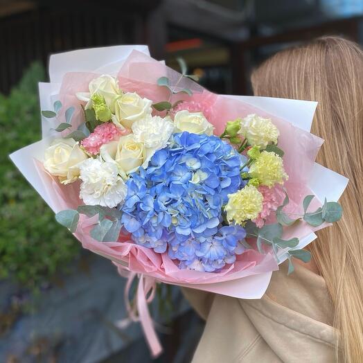 Original bouquet with hydrangea, rose and carnations