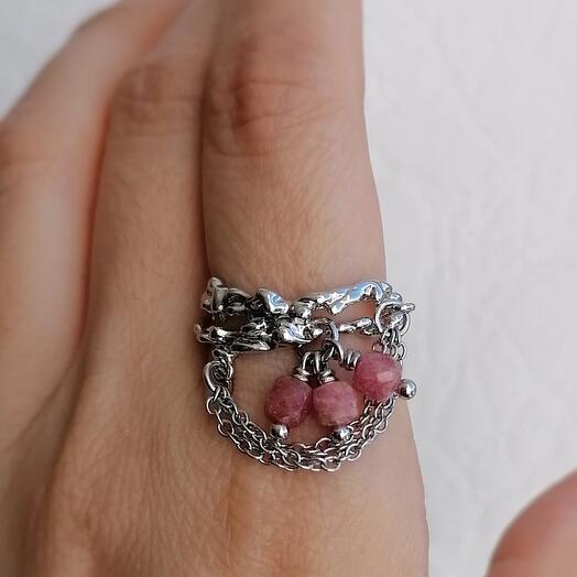 Кольцо с родонитом и цепочками регулируемое