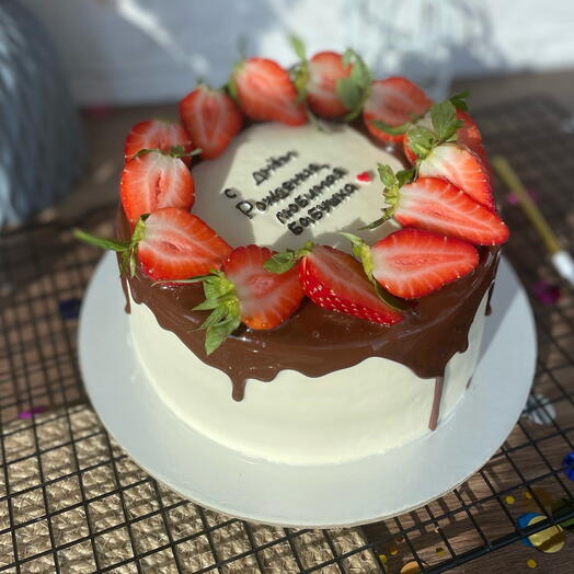 Milk girl cake with strawberries 1kg