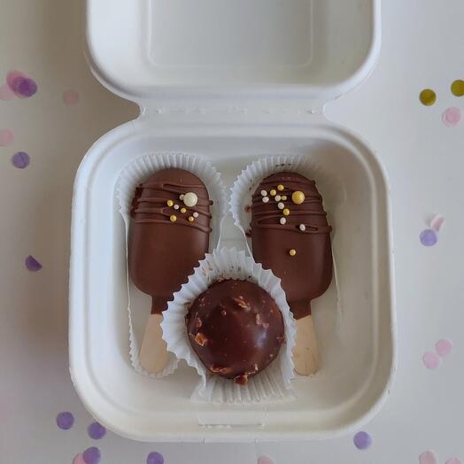 Набор шоколадных пирожных картошка и моти