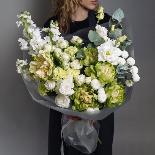 Букет с розой Вегги, кустовой хризантемой Ньютон и белым лизиантусом