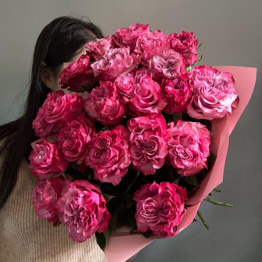 Букет из 21 пионовидной розы Кантри Блюз