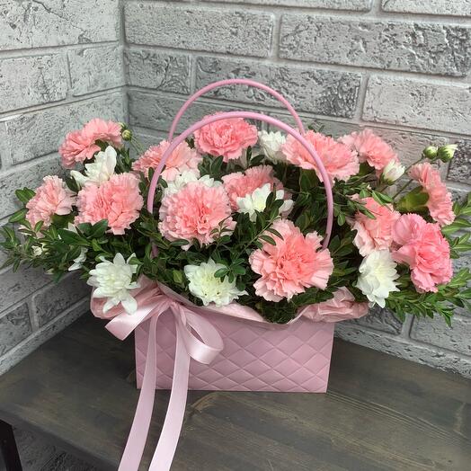 Dianthus y crisantemo en el bolso