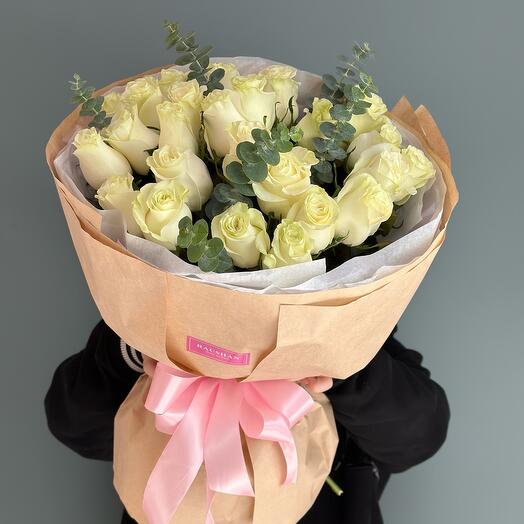 25 белых роз с эвкалиптом