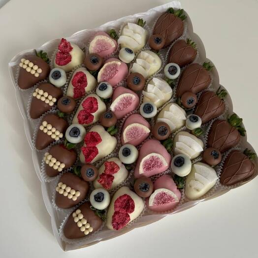 Клубника и голубика в шоколаде Callebaut 30 штук