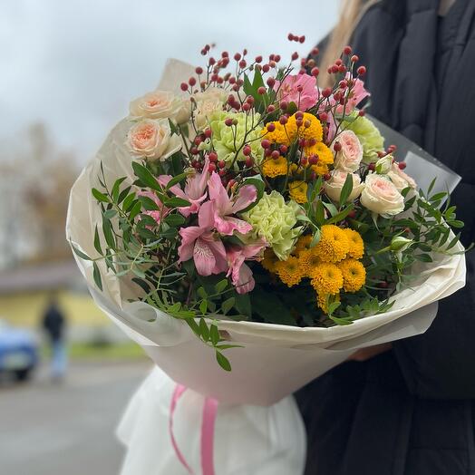 Букет с розами и ягодками