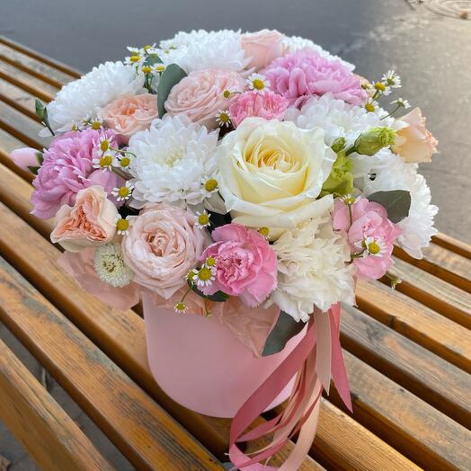 Нежная композиция в шляпной коробке