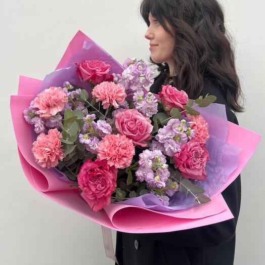 Ramo de rosas peonías, mattiola y claveles