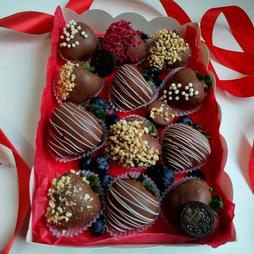 Juego de fresas cubiertas de chocolate con Oreo y arándanos