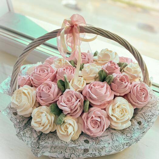 Корзина зефирных роз