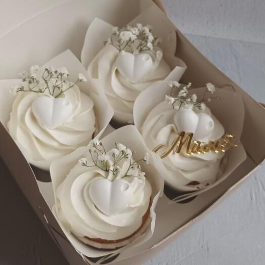 Капкейки с цветами в подарок маме