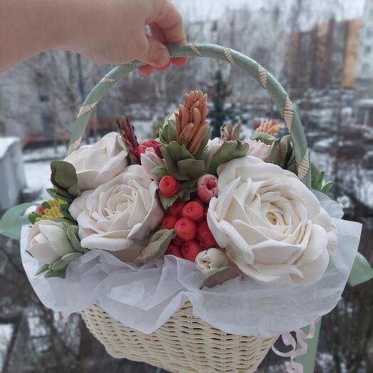Корзина с зефирными цветами