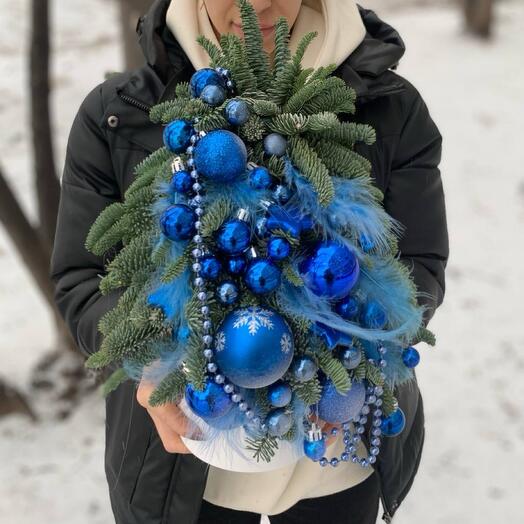 Ель украшенная синим декором